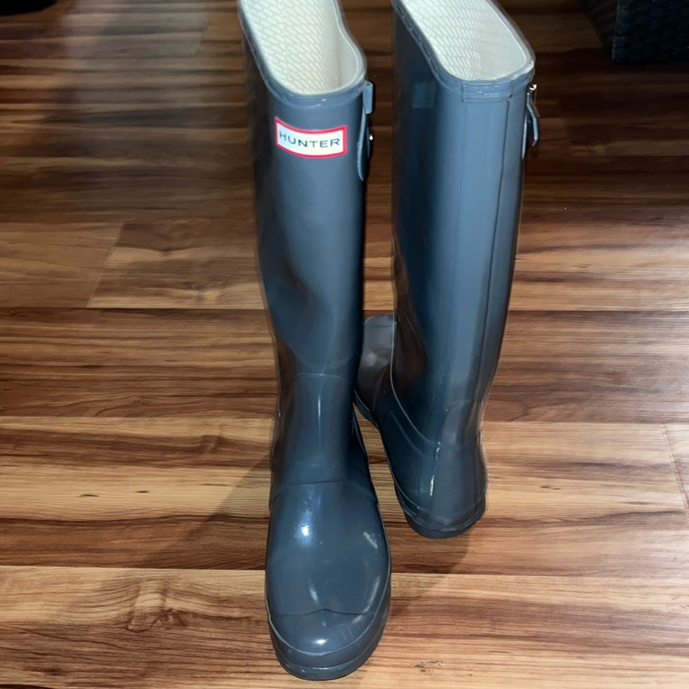 Hunter Women’s Origanl Gloss Tall Rain Boots
Too small for my calf ￼😑😫